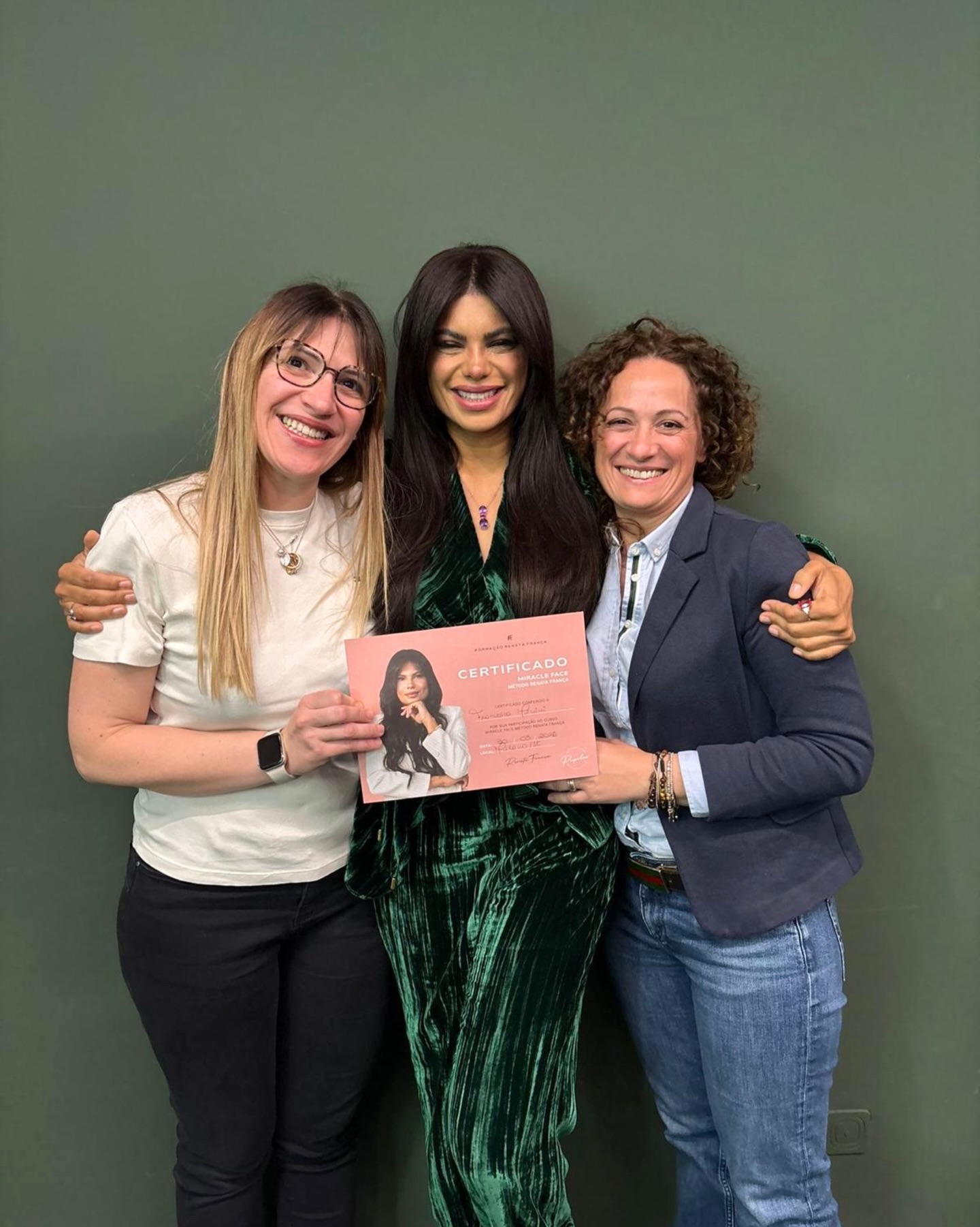 Le operatrici di Eden con Renata França e il certificato Miracle Face